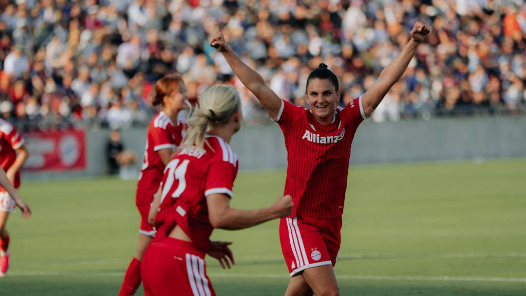 Jovana Damnjanovic bejubelt ein Tor gegen REB Omiya.