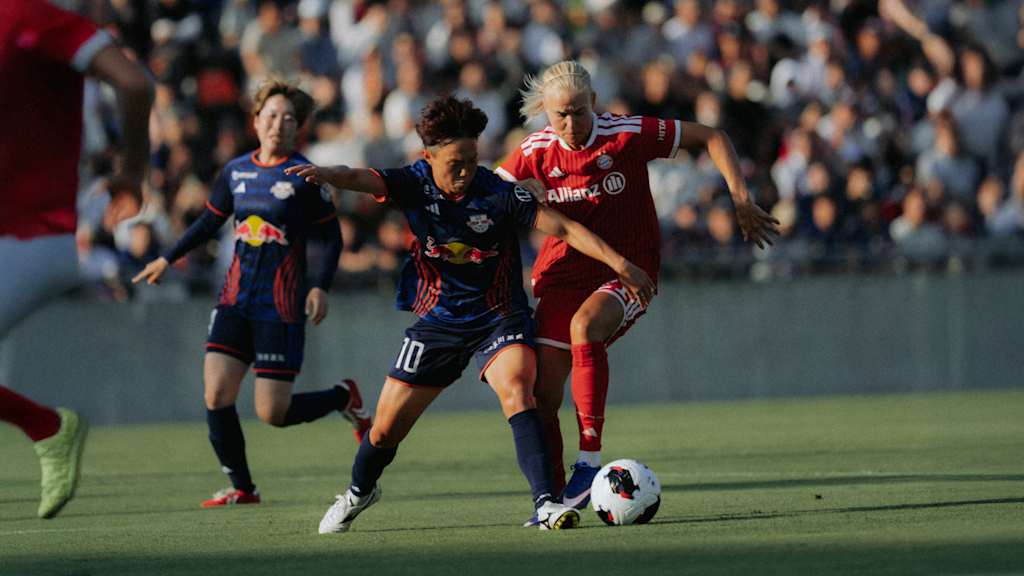 Pernille Harder im Zweikampf gegen RB Omiya.