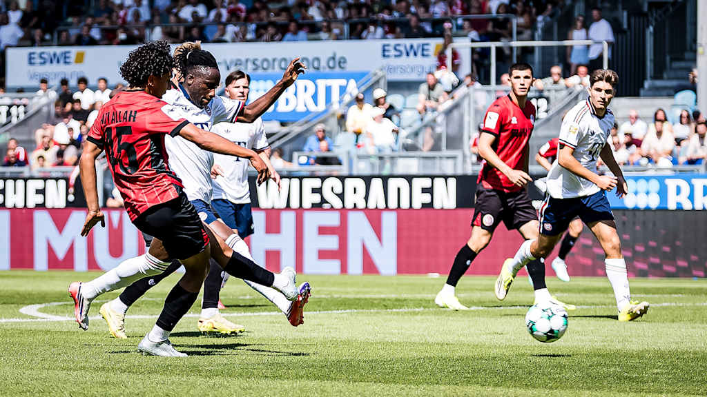 Spielbild aus dem Testspiel des FC Bayern in der Sommervorbereitung auf die Saison 2026/27 beim SV Wehen Wiesbaden