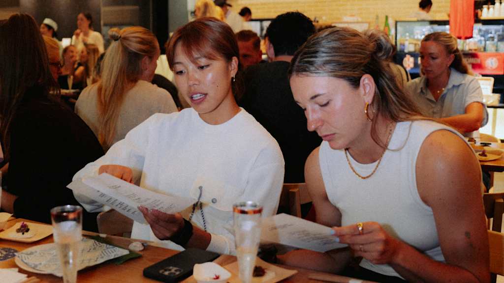 Momoko Tanikawa und Barbara Dunst während des Sushi-Abends.