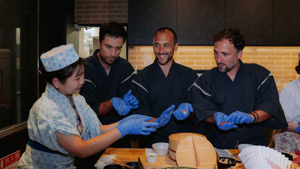 Das Trainerteam mit Yuki Chidui bei der Sushi-Zubereitung.