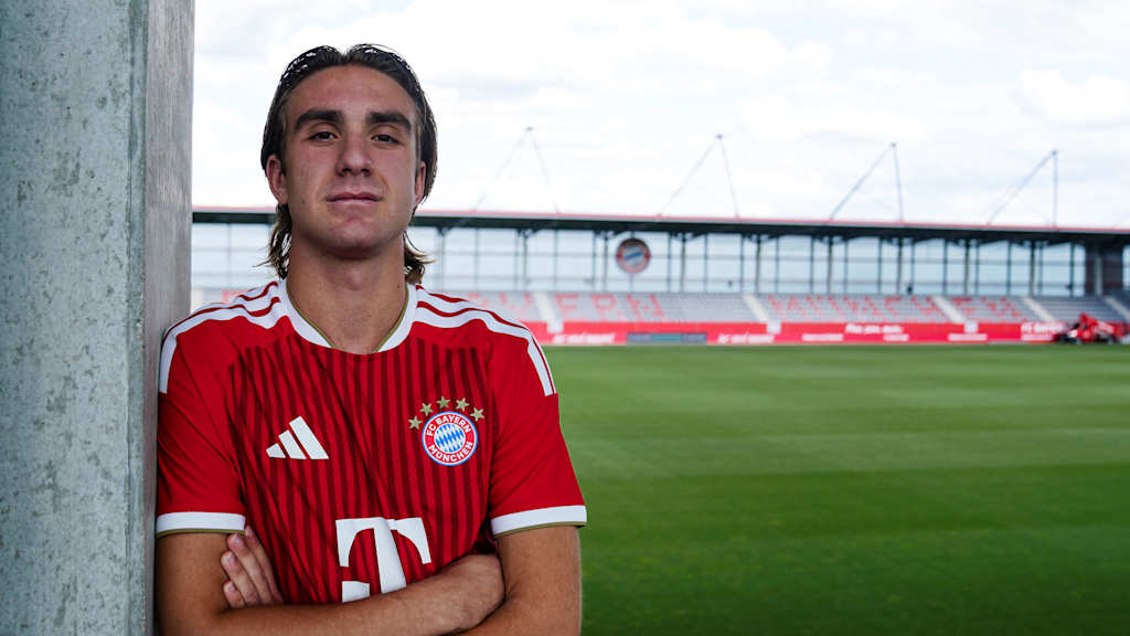 Konstantinos Karandrikas lehnt an einer Wand.