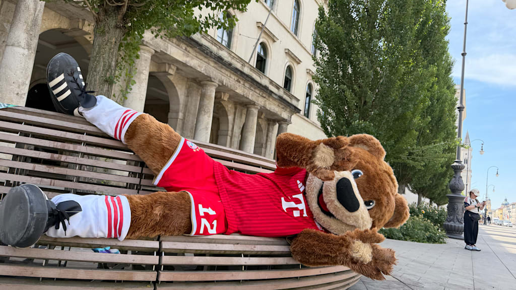 Berni auf einer Bank vor dem Siegestor