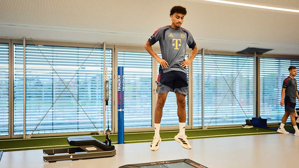 Nathaniel Brown jumping in an FC Bayern training shirt