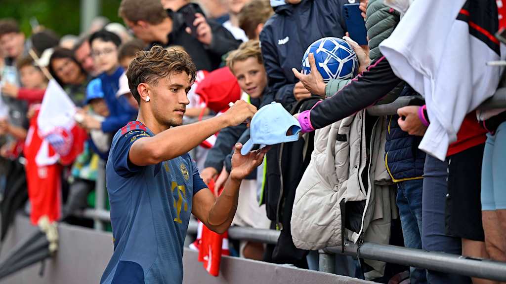 Josip Stanisic im Training des FC Bayern