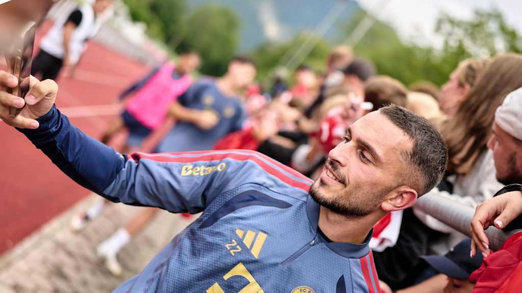 Arijon Ibrahimovic mit Fans.