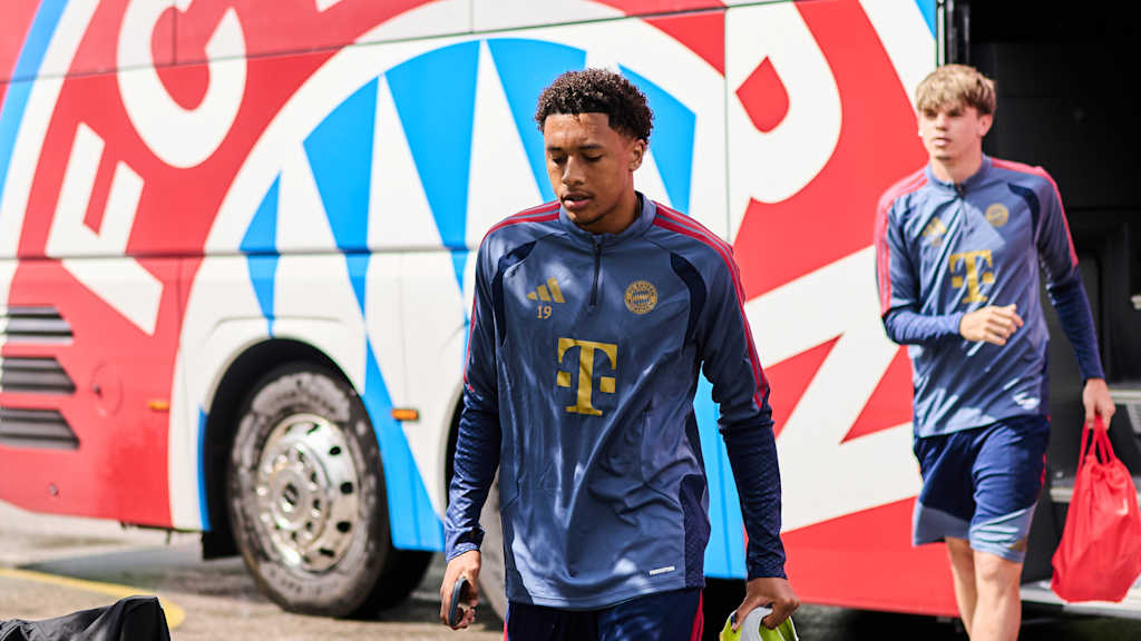Cassiano Kiala steigt aus dem Bus aus.