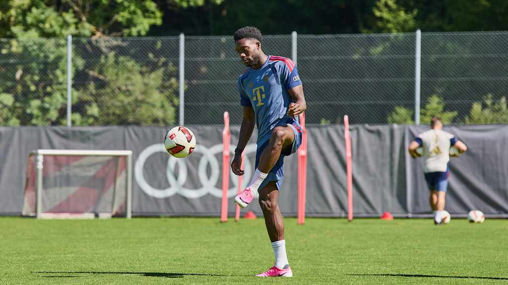 Alphonso Davies am Ball im Training des FC Bayern am Tegernsee