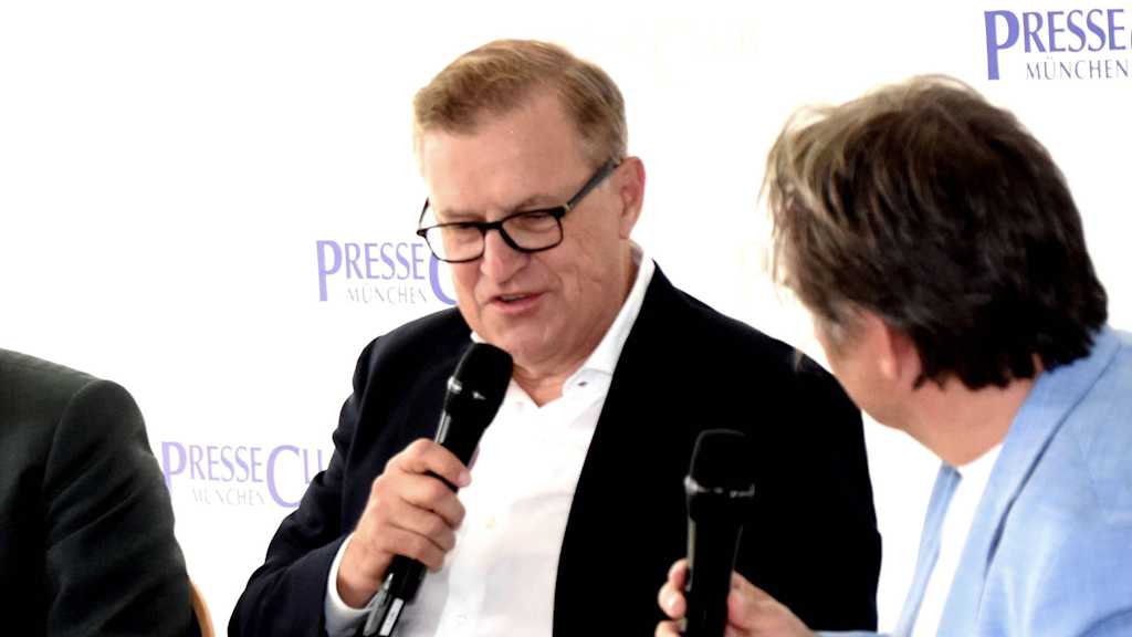 Jan-Christian Dreesen hablando en el Presseclub München