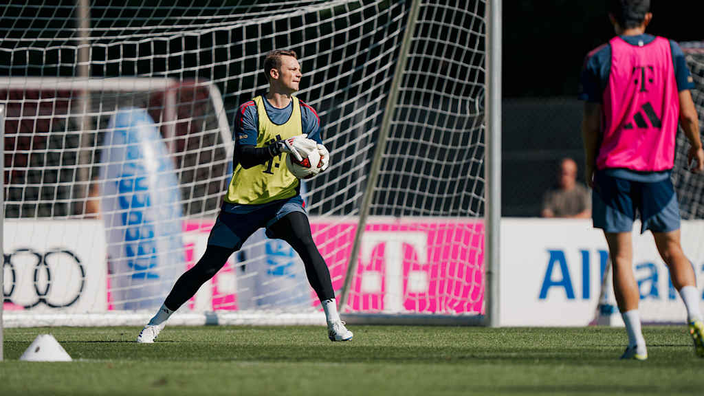 Manuel Neuer wirft einen Ball im Training des FC Bayern ab
