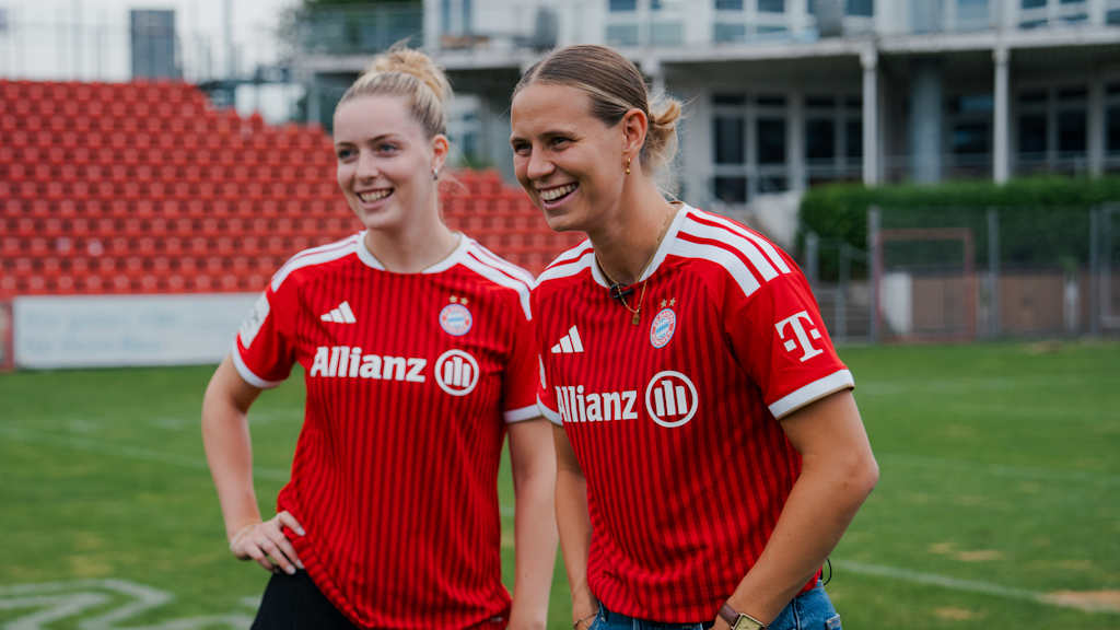 Klara Bühl und Alara beim Stadionrundgang in Unterhaching.