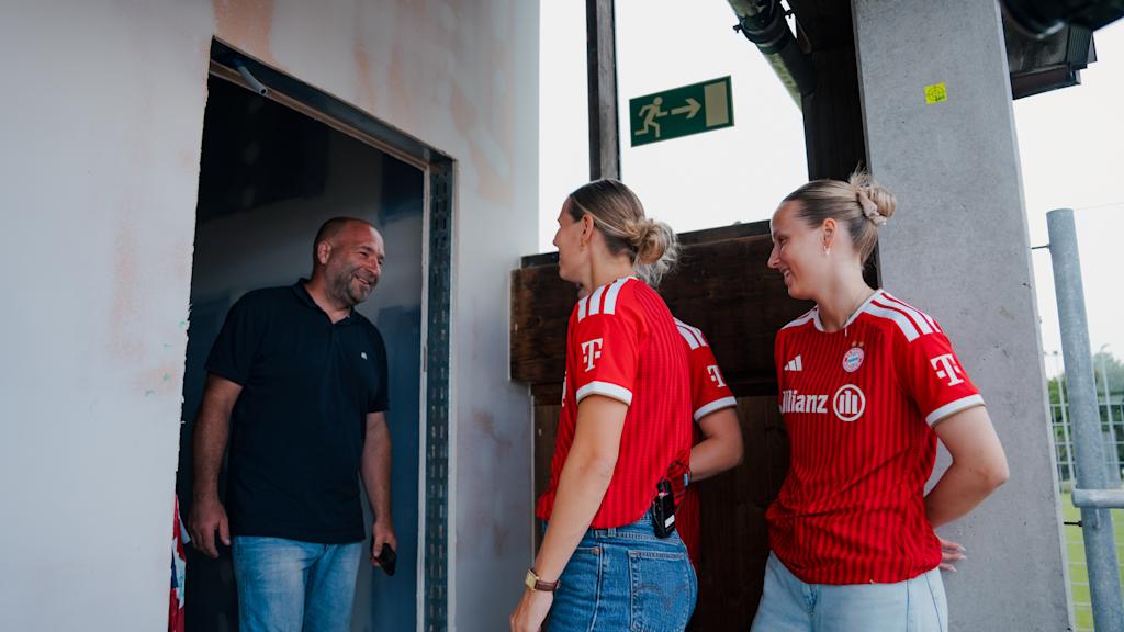 Klara Bühl, Franzi Kett und Alara beim Stadionrundgang in Unterhaching.