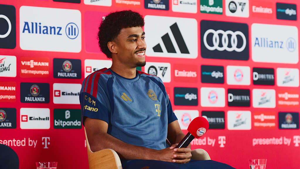 Nathaniel Brown lächelt bei seiner Vorstelungs-Pressekonferenz beim FC Bayern
