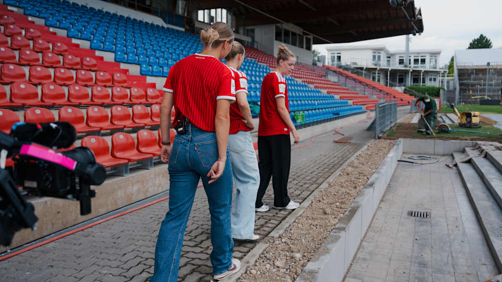 Klara Bühl, Franzi Kett und Alara beim Stadionrundgang in Unterhaching.
