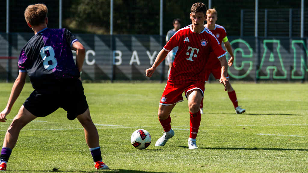 Tarik Mujic führt den Ball am Fuß.