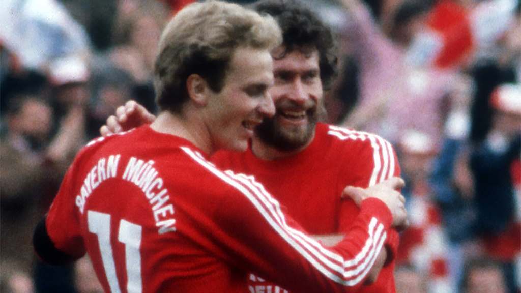 Karl-Heinz Rummenigge und Paul Breitner bejubeln einen Treffer.