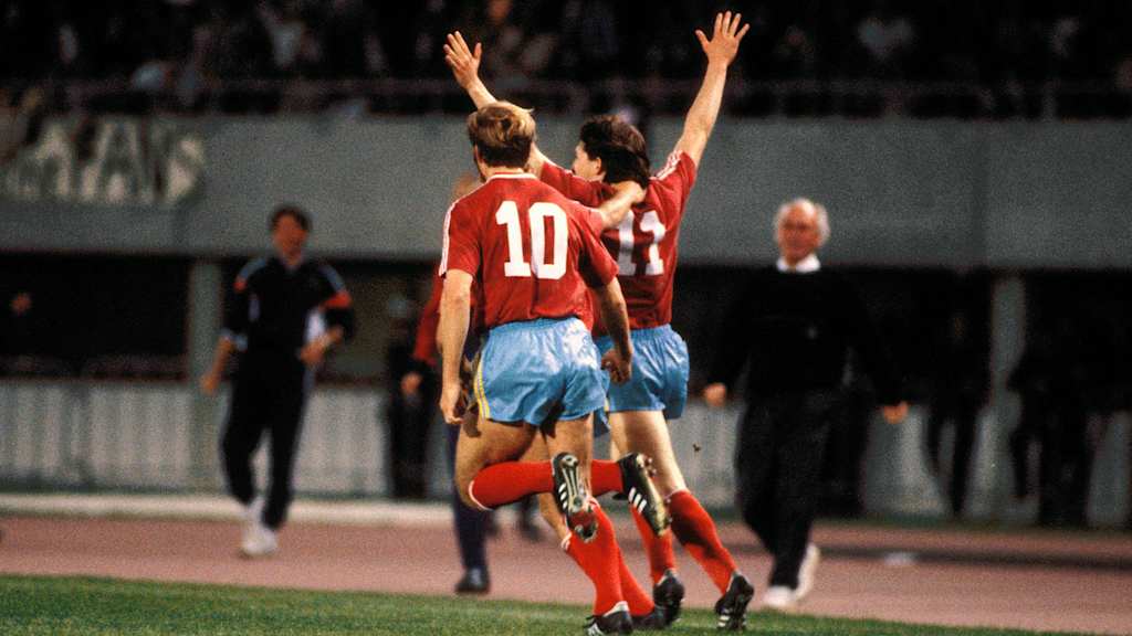 Wer 1:0 führt, der doch verliert: Wiggerl Kögl und Michael Rummenigge jubeln 1987 in Wien leider zu früh.