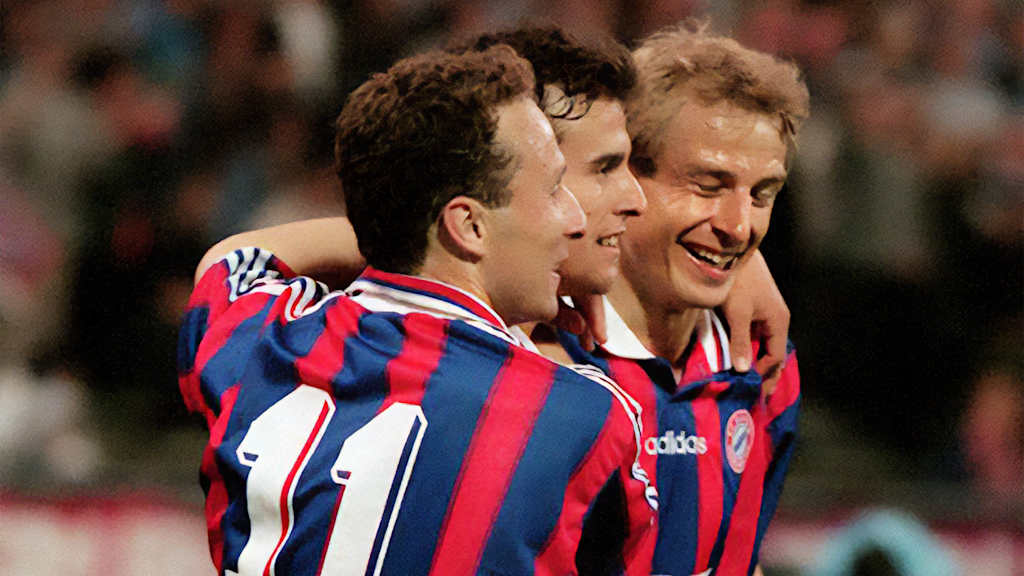 Wenn er traf für den FC Bayern – dann richtig schön: Jean-Pierre Papin jubelt mit Mehmet Scholl und Jürgen Klinsmann.