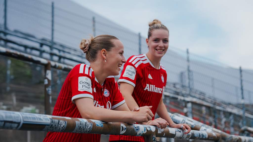 Franziska Kett und Alara lächelnd auf der Stehtribüne des Sportparks Unterhaching.