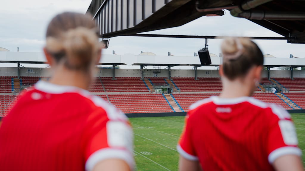 Blick auf die Tribüne des Sportparks Unterhaching.