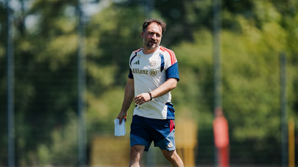 José Barcala auf dem Trainingsplatz am FC Bayern Campus.