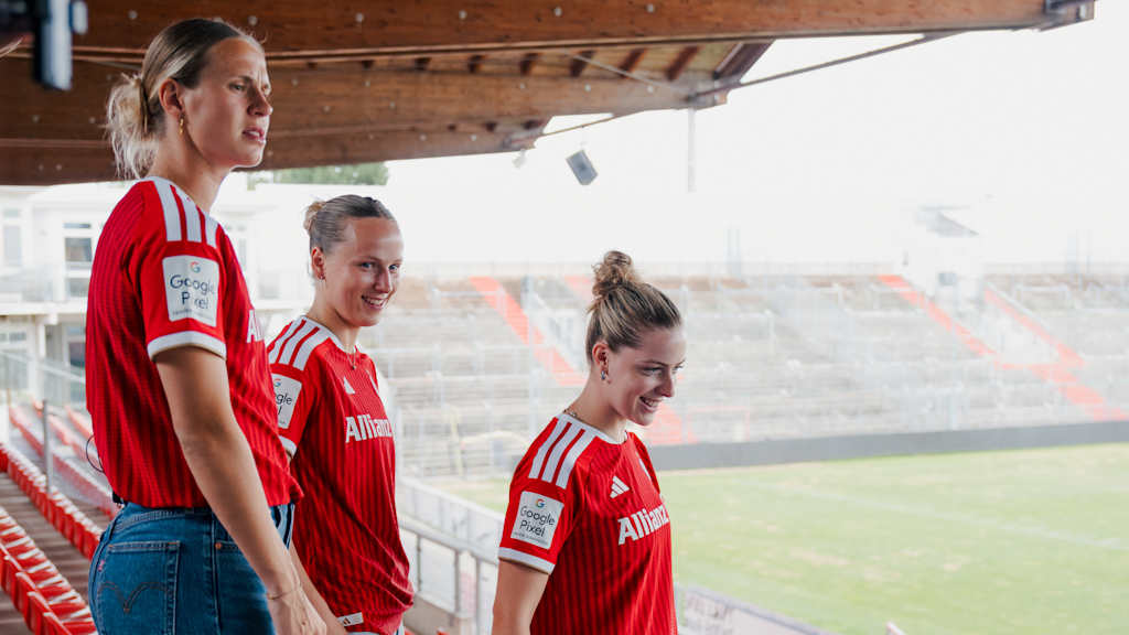 Klara Bühl, Franzi Kett und Alara beim Stadionrundgang in Unterhaching.