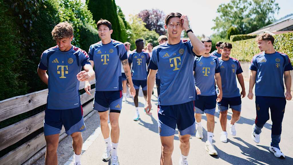 Spieler des FC Bayern bei einem Spaziergang durch Rottach-Egern am Tegernsee