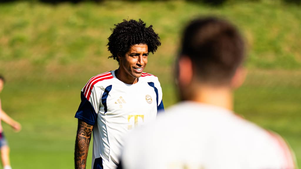 Dante lacht im Training.