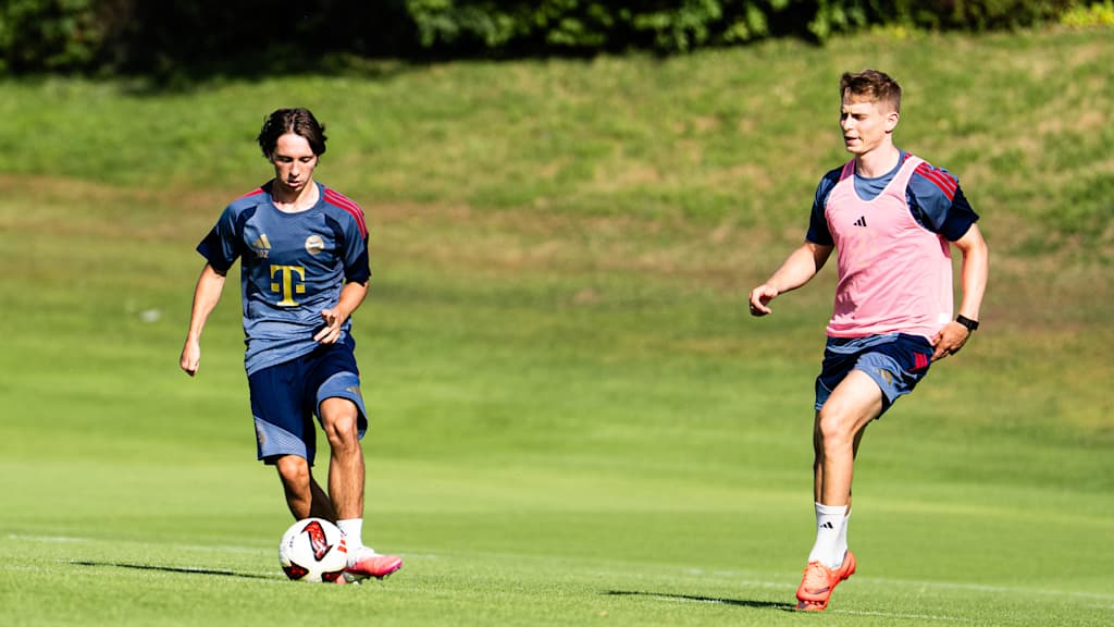 Bogdan Olychenko passt den Ball im Training der FC Bayern Amateure.