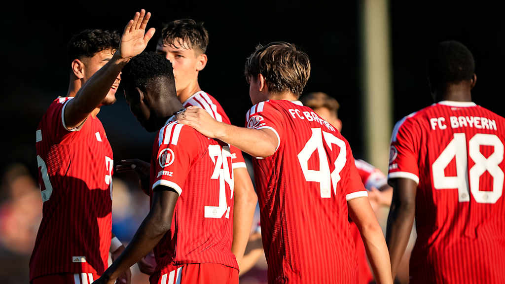 Spielszene aus dem Trainingsspiel des FC Bayern beim FC Rottach Egern in der Sommervorbereitung 2026/27 am Tegernsee