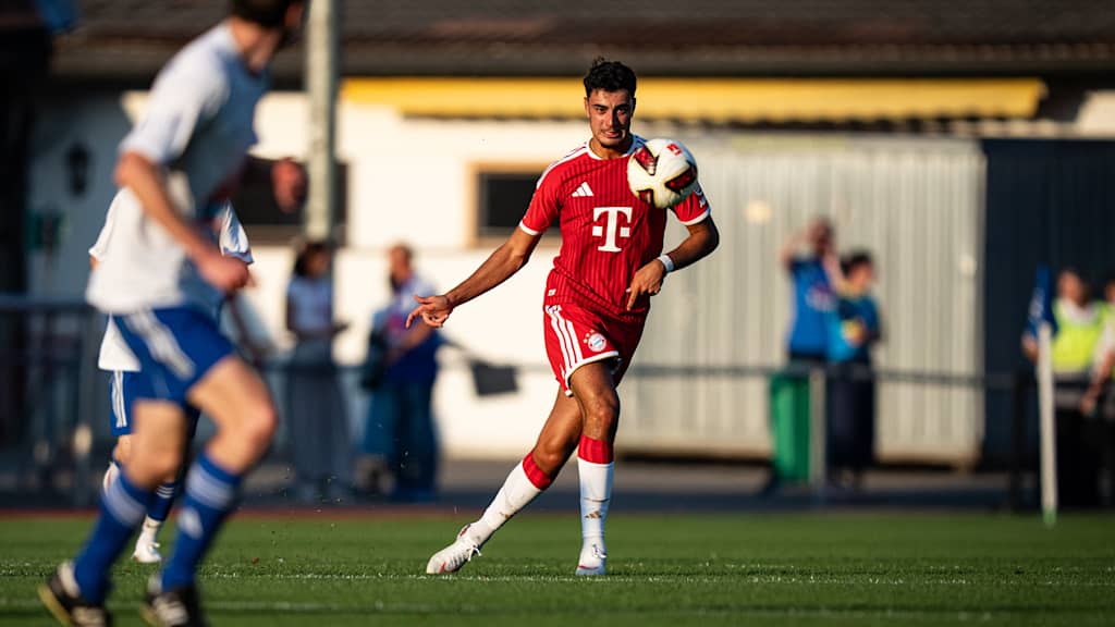 Aleksandar Pavlovic spielt einen Pass im Spiel gegen Rottach-Egern