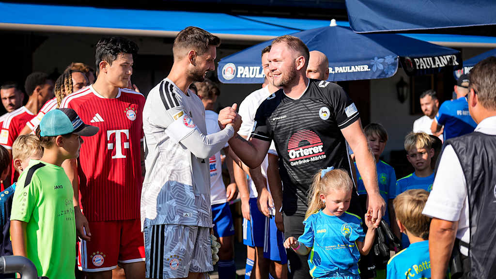 Spielszene aus dem Trainingsspiel des FC Bayern beim FC Rottach Egern in der Sommervorbereitung 2026/27 am Tegernsee