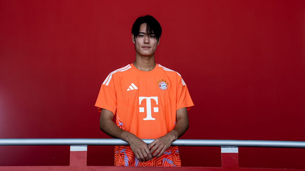 Jae-won Heo steht und lacht in die Kamera.