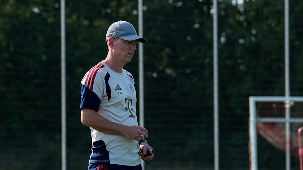 Leo Haas schaut nach rechts im Training der U19.