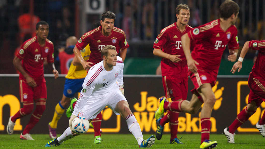 Im Pokalspiel gegen Brauschweig rollt Manuel Neuer den Ball zu seinen Mitspielern, um einen schnellen Gegenzug einzuläuten
