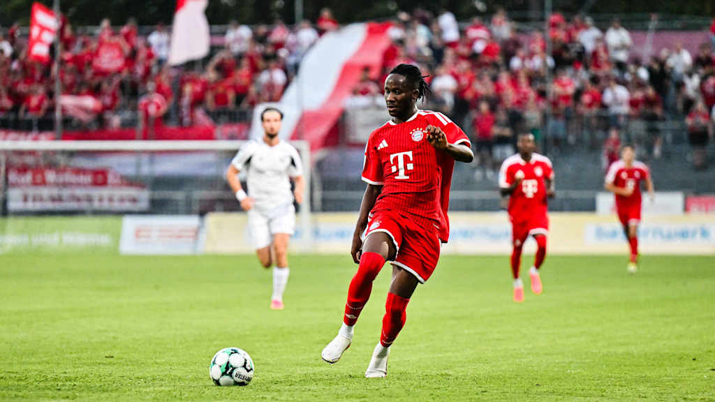 Richard Ajayi dribbelt mit dem Ball am Fuß.