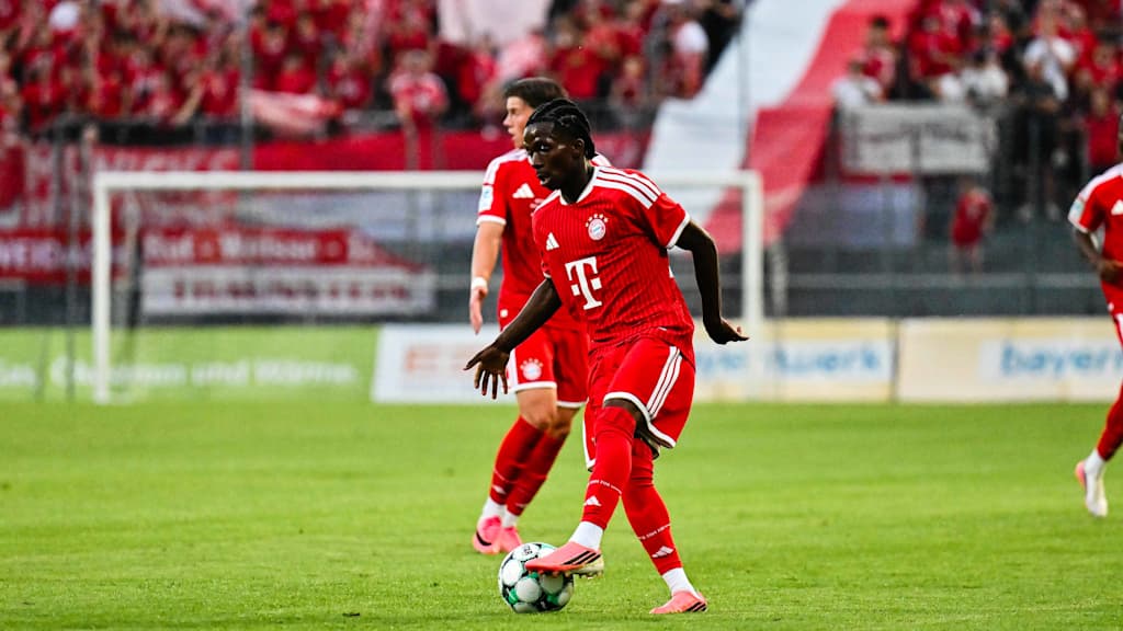 Wilson Oluwaseyi dribbelt mit dem Ball im Spiel.