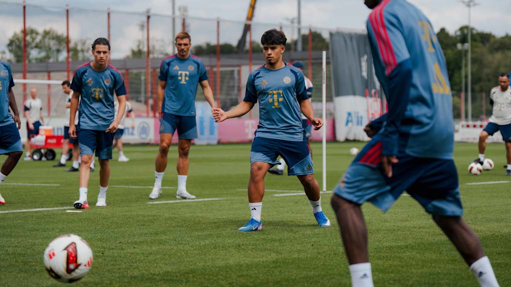 Maycon Douglas Cardozo schaut dem Ball im Training hinterher.