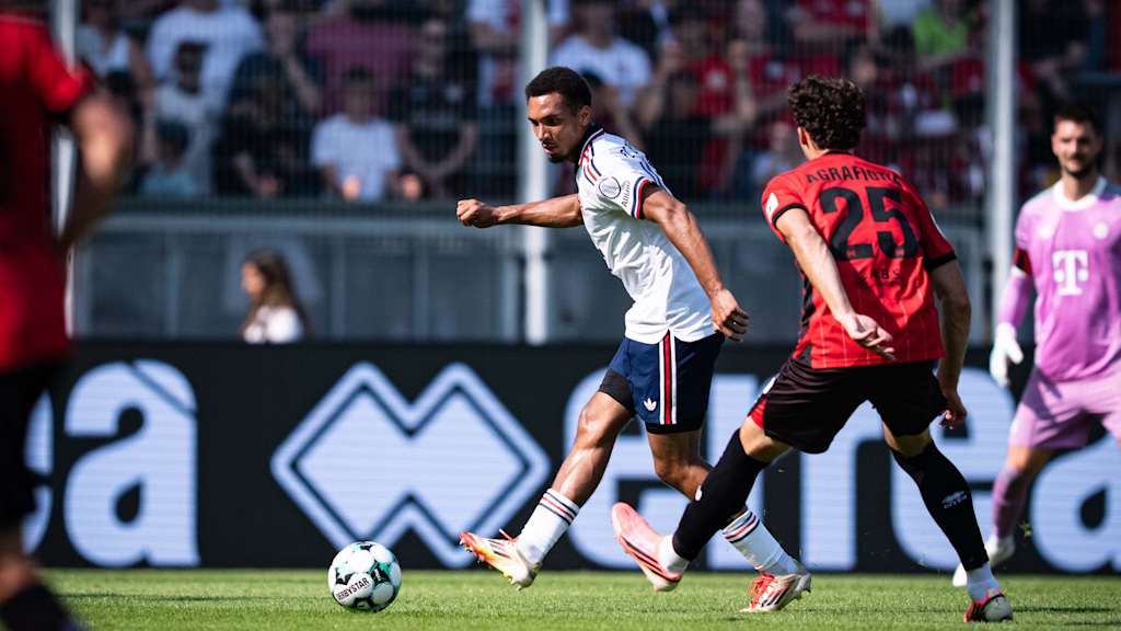 Vincent Manuba passt den Ball.