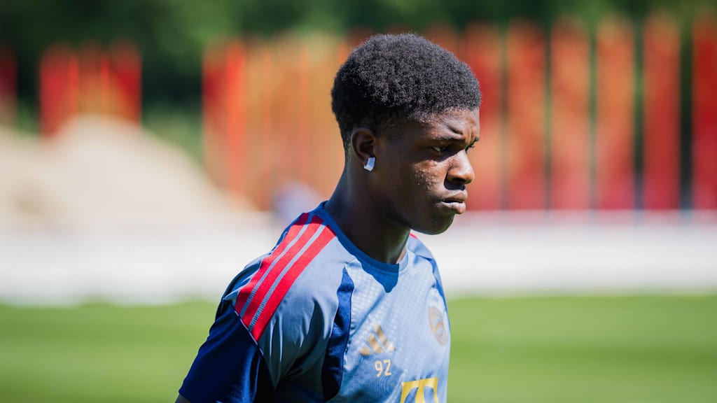 Bastian Assomo schaut im Training gerade aus.