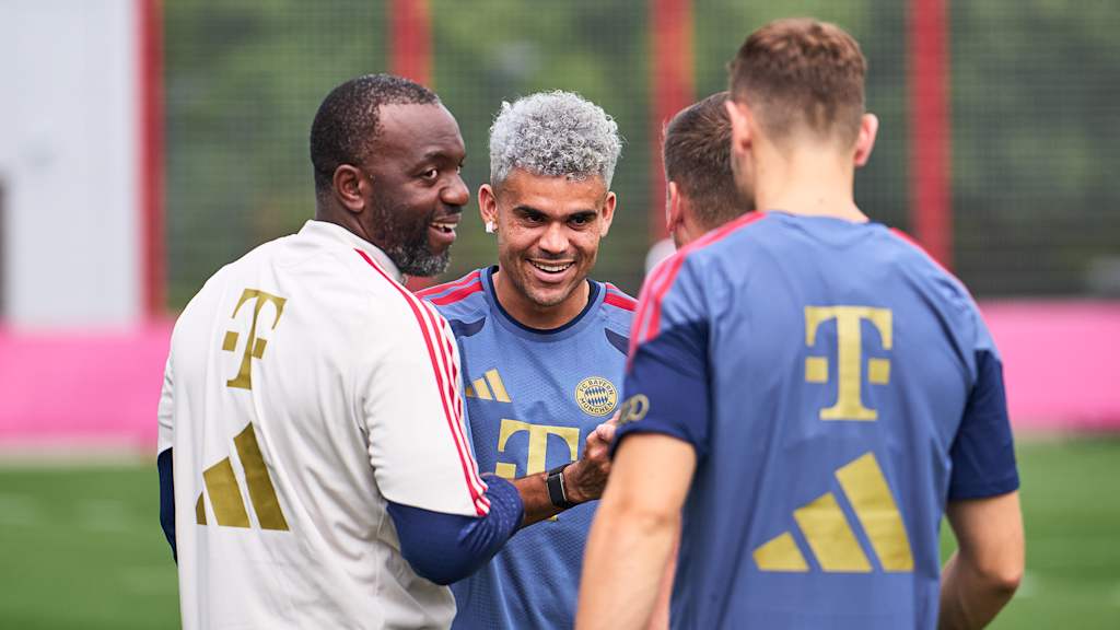 Luis Diaz und Floribert Ngalula lachen im Training des FC Bayern