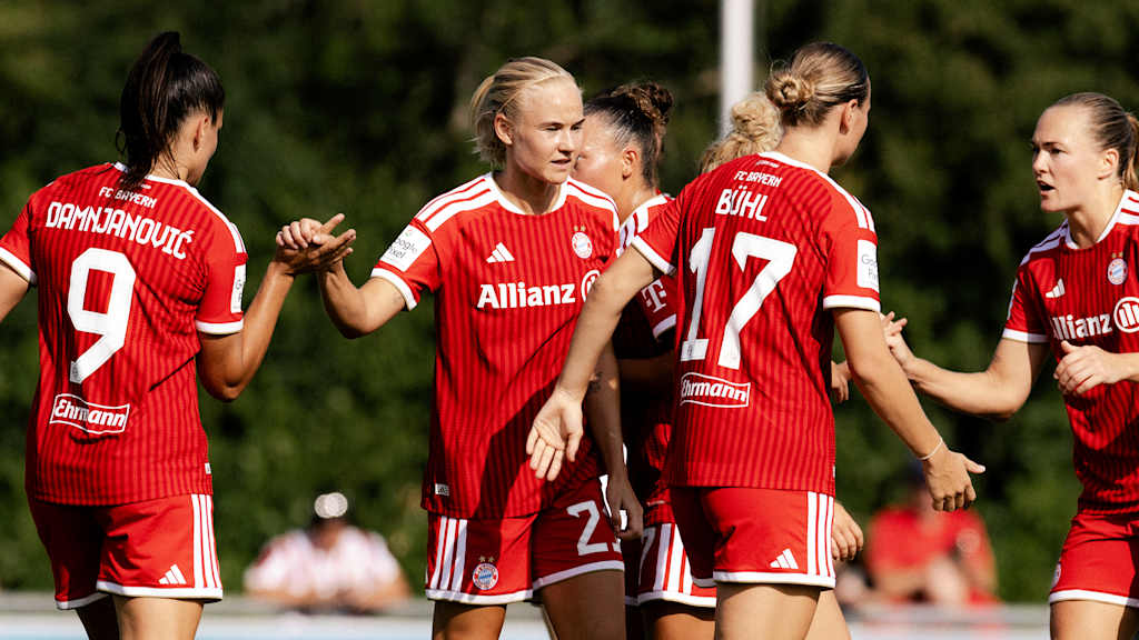 Pernille Harder, Klara Bühl, Magdalena Eriksson und Co. jubeln während des Testspiels der FC Bayern Frauen gegen den 1. FC Nürnberg in der Sommervorbereitung 2026/27