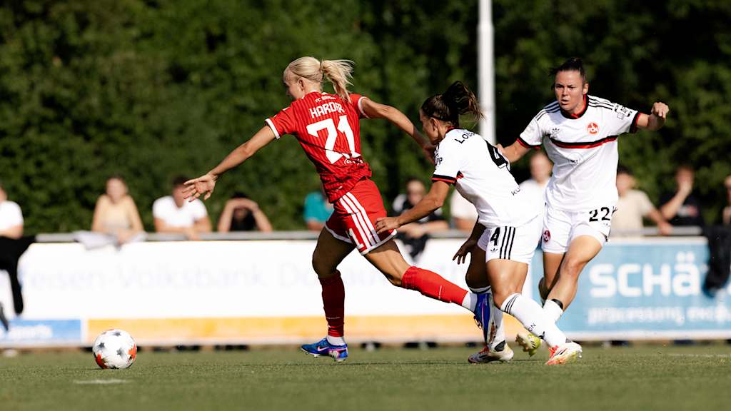 Pernille Harder sprintet dem Ball gefolgt von ihrer Gegenspielerin hinterher während des Testspiels der FC Bayern Frauen gegen den 1. FC Nürnberg in der Sommervorbereitung 2026/27
