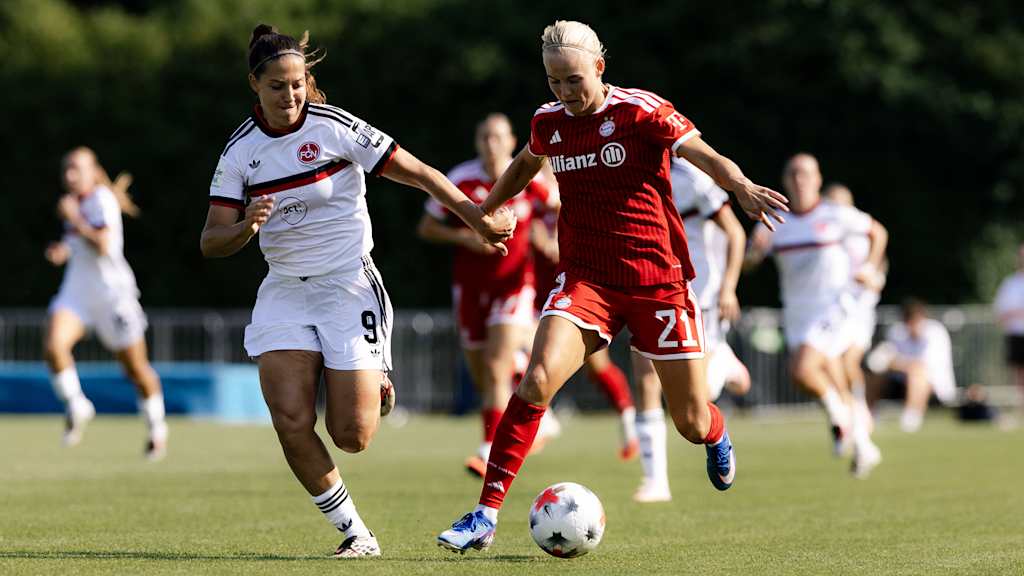 Pernille Harder im Zweikampf im den Ball während des Testspiels der FC Bayern Frauen gegen den 1. FC Nürnberg in der Sommervorbereitung 2026/27