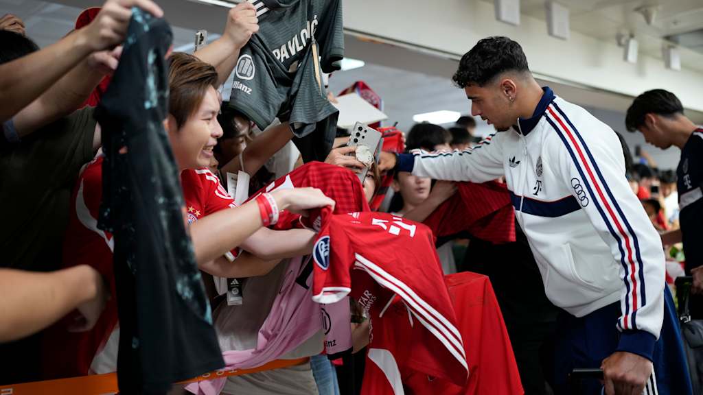 Aleksandar Pavlovic schreibt am Jeju International Flughafen nach Ankunft Autogramme