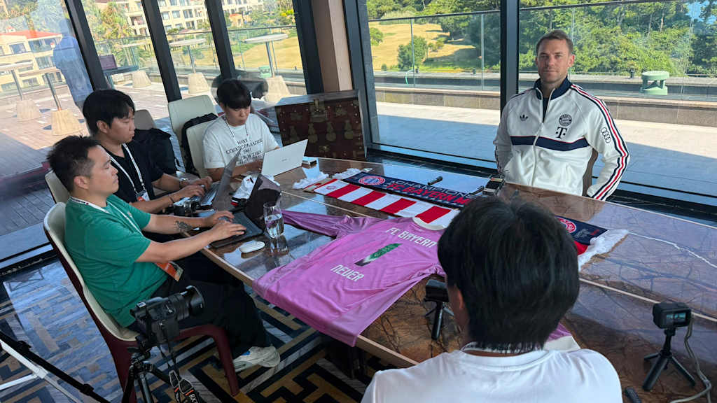 Manuel Neuer spricht mit südkoreanischen Journalisten