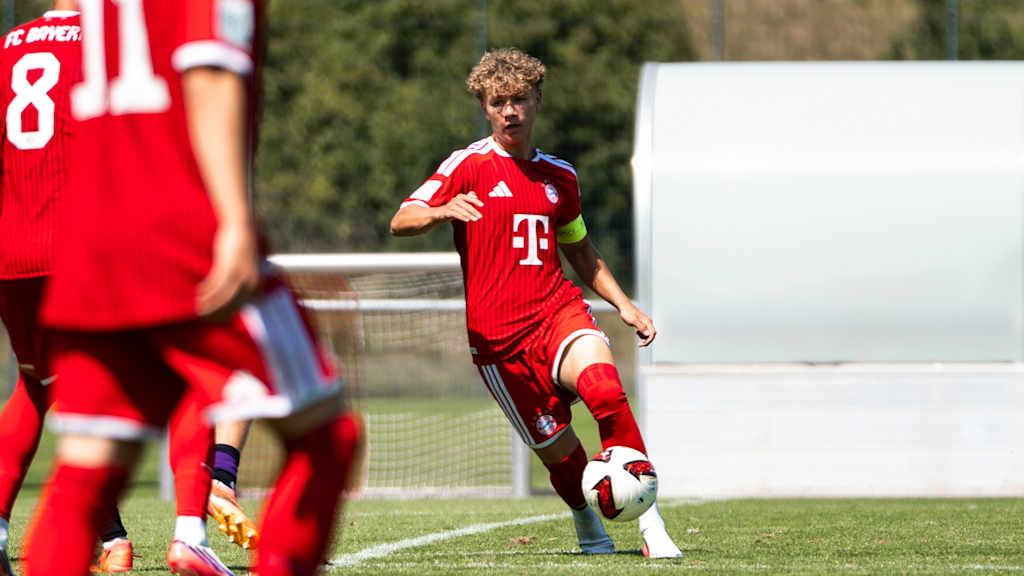 Kuba Horoszczak für die U19 am Ball.