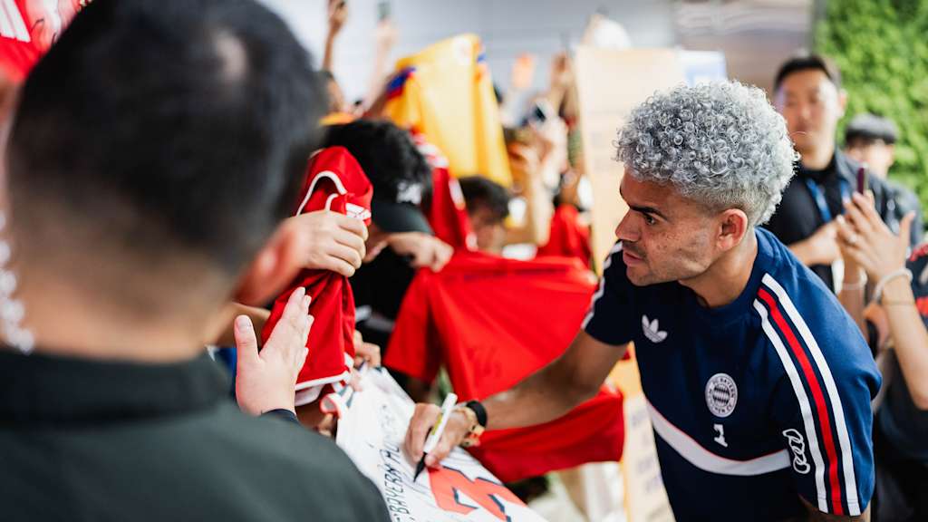 Luis Diaz unterschreibt ein Trikot bei der Ankunft auf Jeju