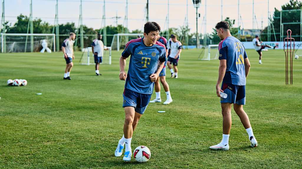 Minjae Kim dribbelt mit dem Ball im Training des FC Bayern