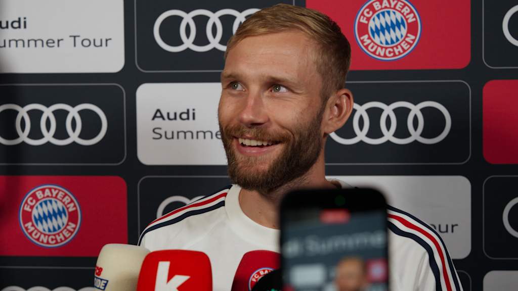 Konrad Laimer lächelt in die Kamera.